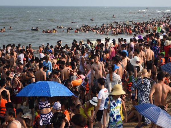 ベトナムのビーチ、数千人の来客で大混雑