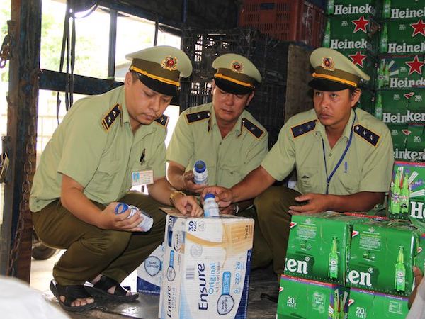 ベトナム中部で産地不明の牛乳・ビール押収