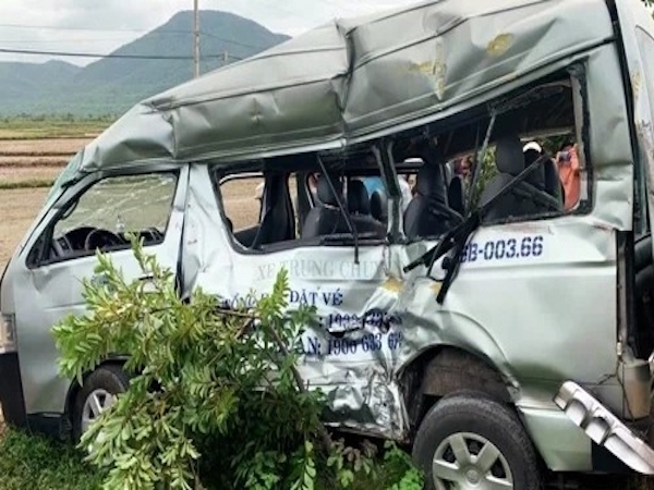 ベトナム中部で電車と車が衝突、4人死亡