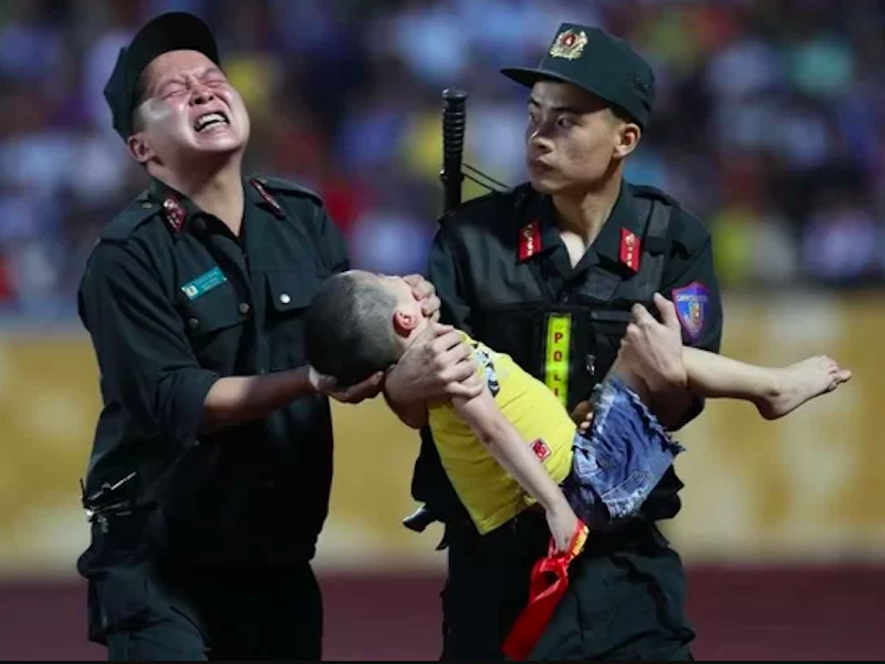 Vリーグ試合で失神の少年、警察官が救う