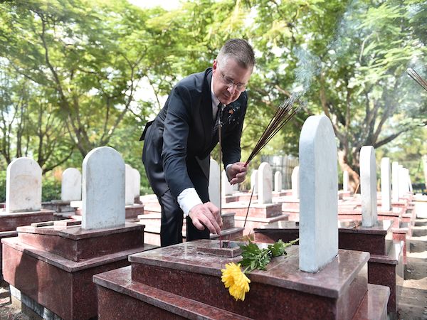 在越米国大使、ベトナムの烈士墓地を訪問