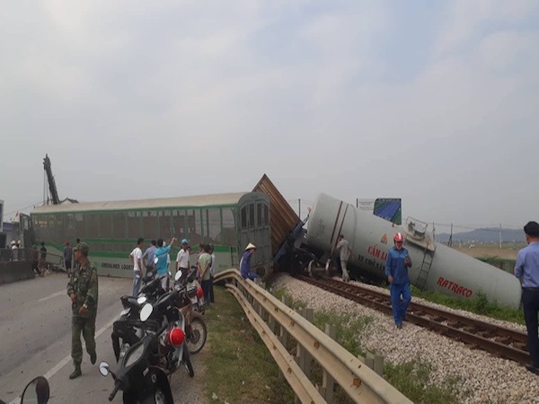 ゲアン省で電車とトラック衝突、電車は脱線