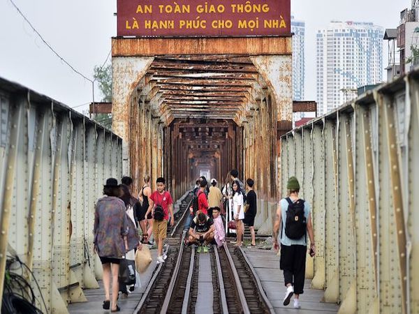 線路沿のカフェ閉鎖、ロンビエン橋に観光客流れる