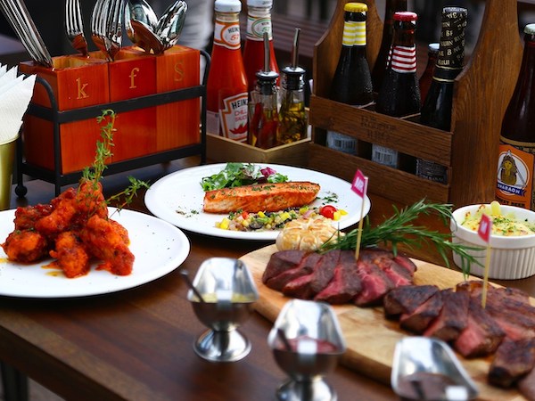 ホーチミン1区【The Rooftop BBQ】忘・新年会向けの宴会コースが飲み放題付きで50万ドン〜!