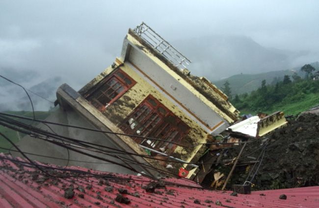 ラオカイ省サパ県：土砂崩れが４階のビルを飲み込む