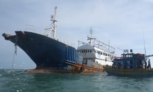 Binh Thuan海で出どころのわからない船が発見される
