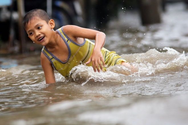 浸水時も動ぜず　のんびりと過ごすサイゴンの人々