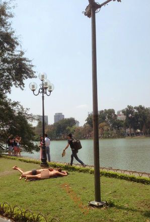 ビキニを着て、ホアンキエムで日光浴をし批判された観光客