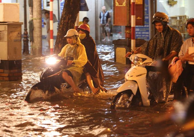 ハノイ、豪雨による洪水でほぼ全域の交通が麻痺