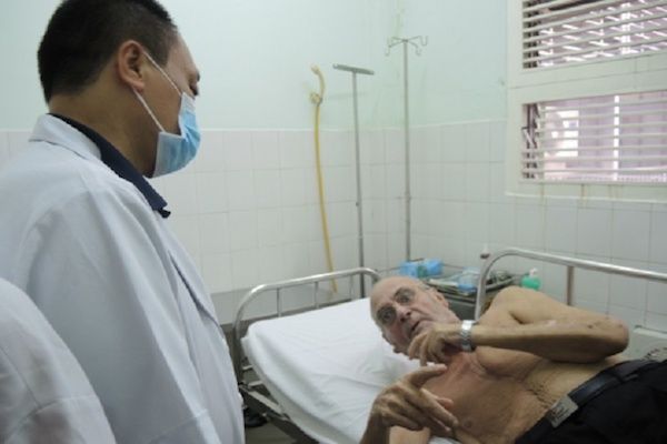 ドイツ人男性、無料のベッドを求めてベトナムの病院へ