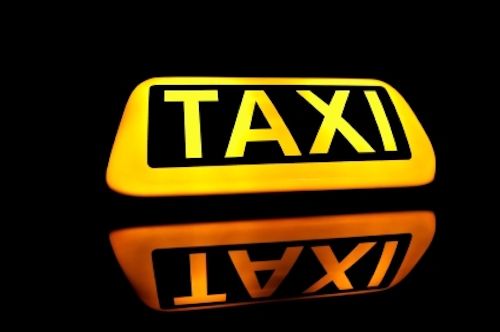 タクシーの運転手、過剰請求に応じなかった外国人に暴行か