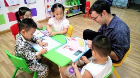 ベトナム、幼稚園で英語を学習する児童が増加。一方で施設や教師不足の問題も