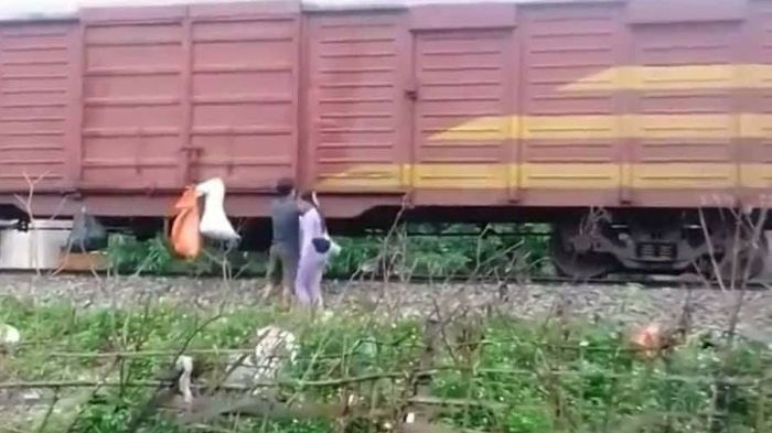 ベトナム中部、住民が列車にゴミを投棄するシーンが動画に撮られ大炎上