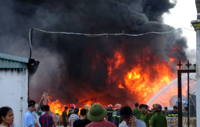ベトナム南部ブンタウ、電力線の直下にある倉庫で大火災が発生