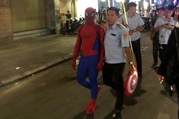 グエンフエ通りで「スパイダーマン」を逮捕。不法にキャンディを販売か