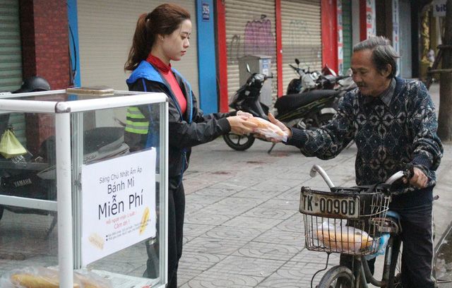 若いベトナム人女性、低所得者のために毎週日曜日に無料でバインミーを提供