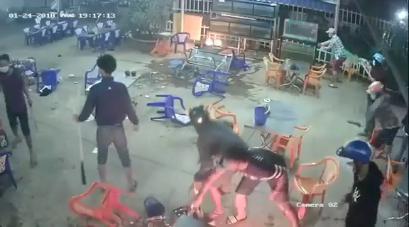 武装したベトナム人の若者集団、南部のレストランを破壊