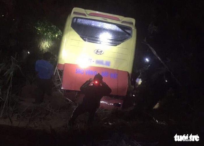 寝台バス、崖から滑り落ち1人死亡 19人負傷