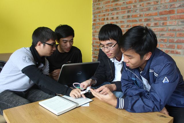 ベトナム人学生、視覚障害者が点字無しで文字を読む装置を制作