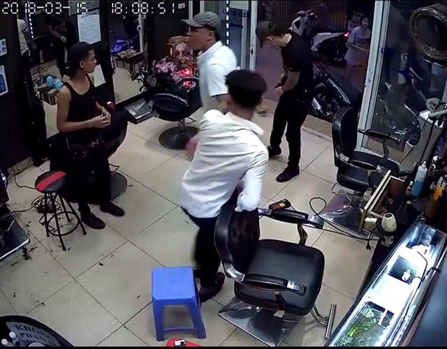 1人の女性を巡って、男2人が理髪店のオーナーを攻撃