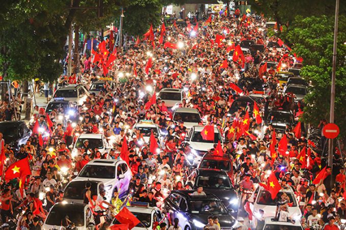 アジア大会での歴史的勝利を受け、道路がサッカーファンで大混雑