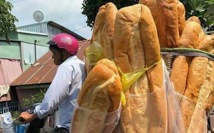 ベトナムの巨大パン、世界の不思議な食べ物15選に