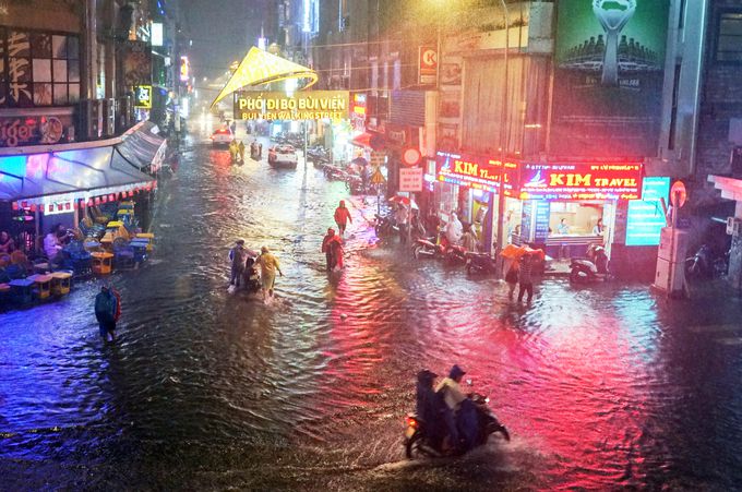 観光客、豪雨による冠水も盛り上がる