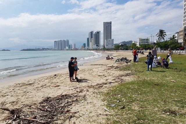 外国人観光客、ニャチャンビーチの清掃活動を実施