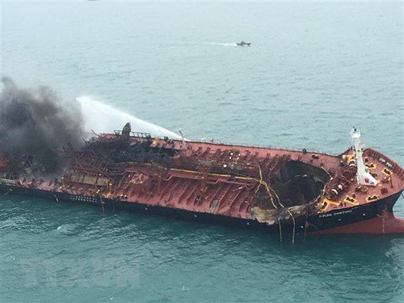 ベトナム船籍オイルタンカーで火災、救助活動続く