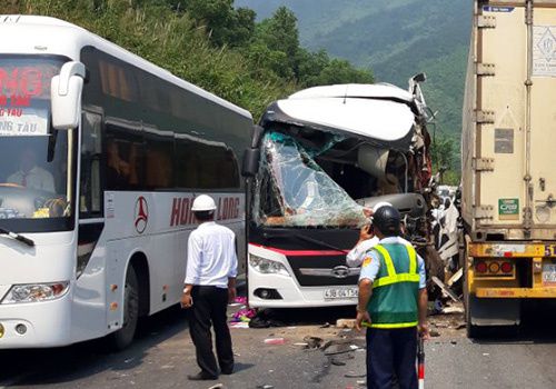 バスとトラックが衝突、韓国人観光客11人負傷