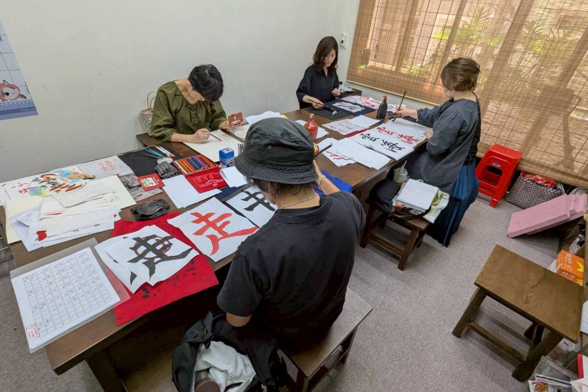 専用です　古い習字教室の机二台セット　寺子屋2 3 手ぶらでOK！ 大人の習字教室で美文字を目指そう｜寺子屋｜ポステ