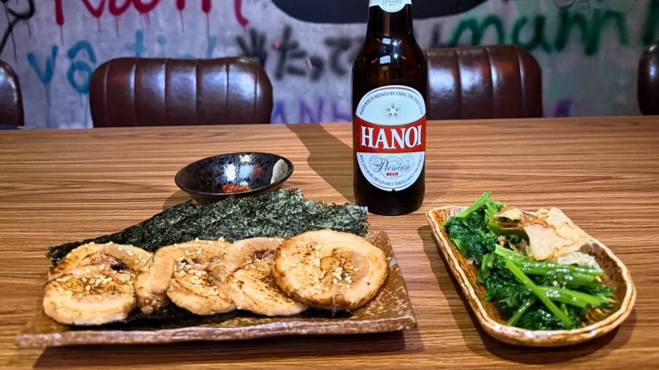 ANH YÊU RAMENの店内と豚骨ラーメンの写真