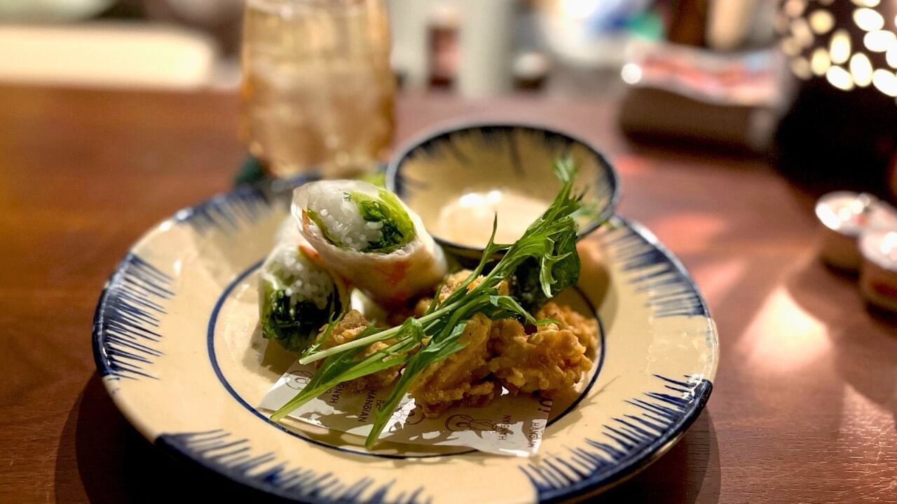 Nhà bếp Hanoianのベトナム家庭料理と店内の写真