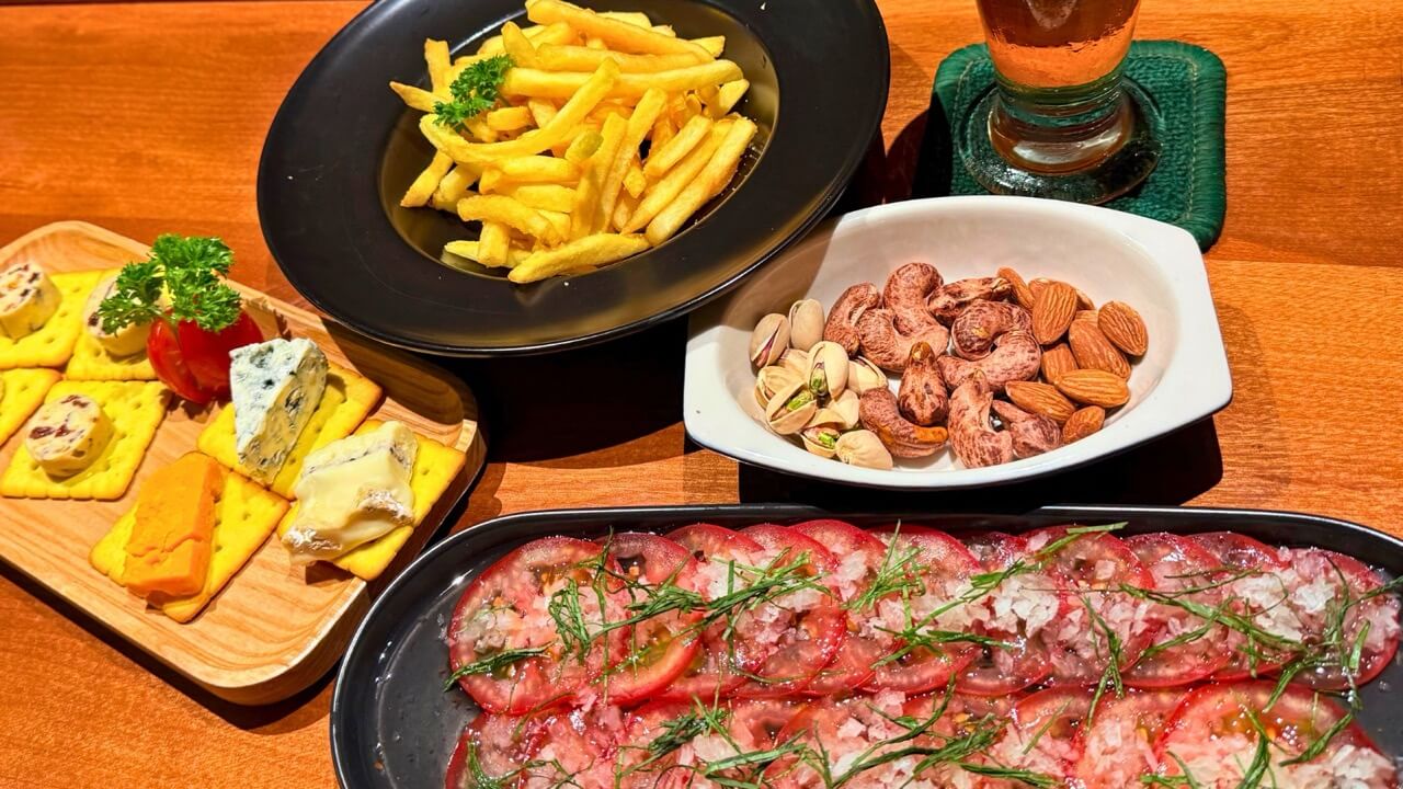 Bar Classic Hanoiの店内とカクテルの写真