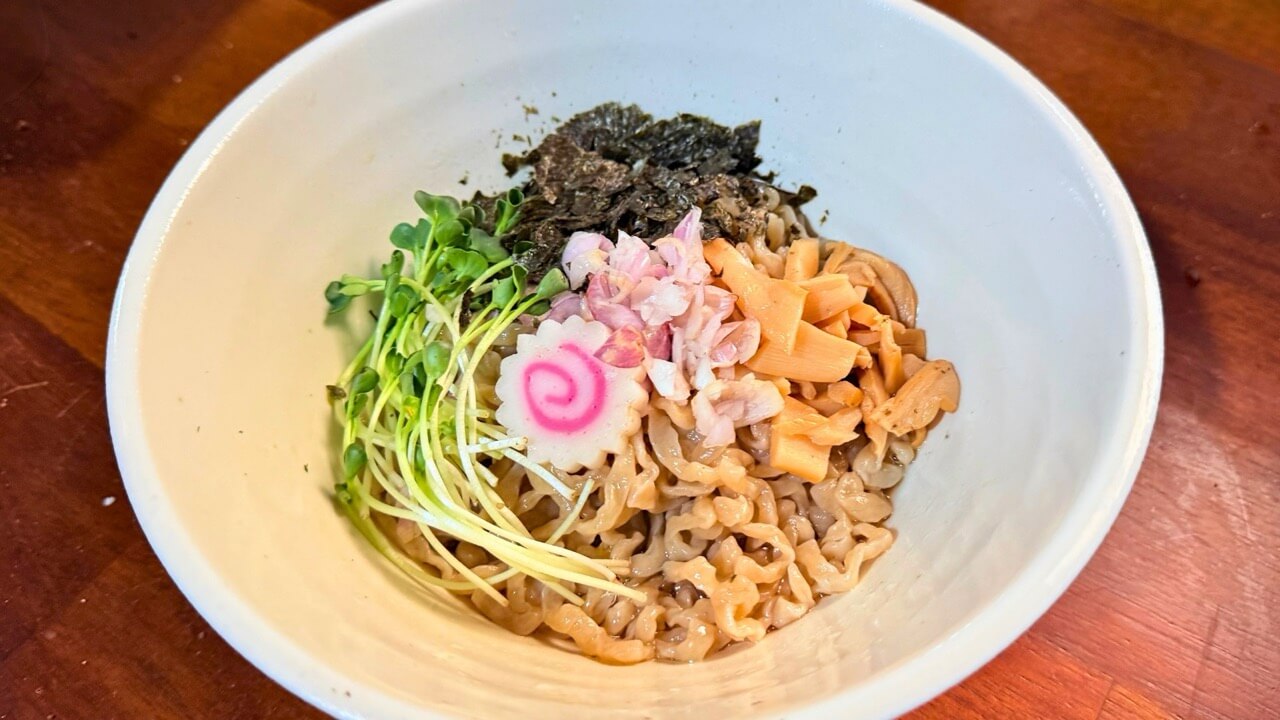 らーめん喰龍のラーメンと店舗外観の写真