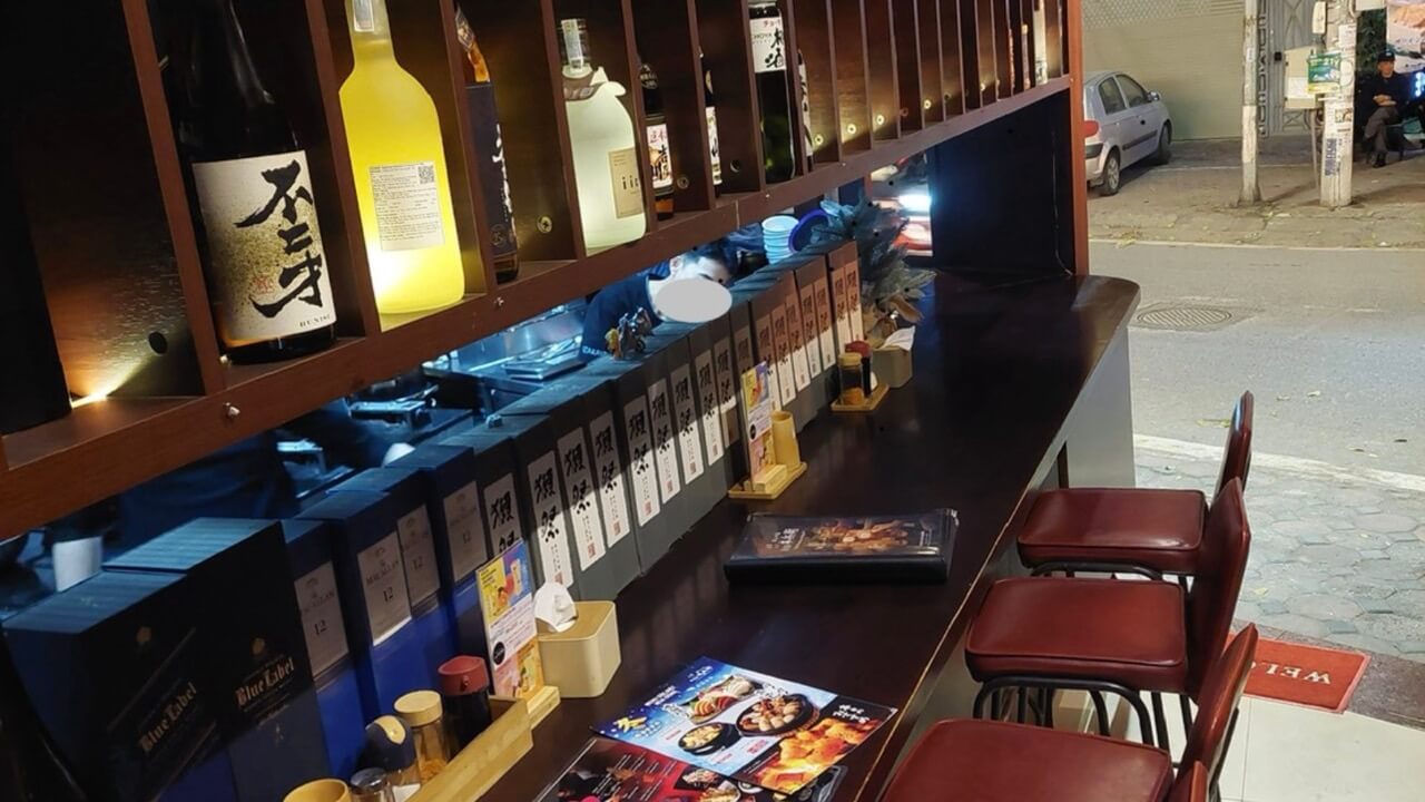 居酒屋 本祭本兵衛の串料理と店内の写真