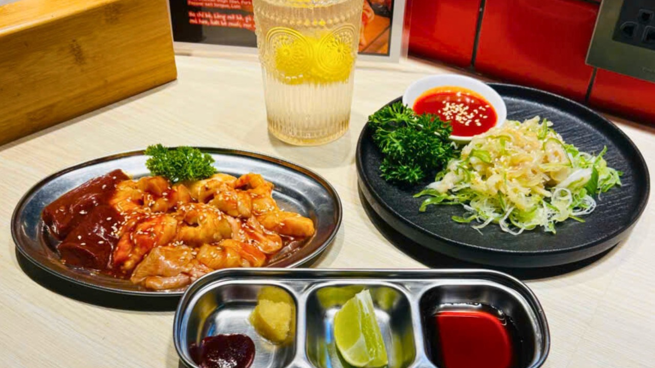 やきまる ハノイ店の焼肉とカウンター席の写真