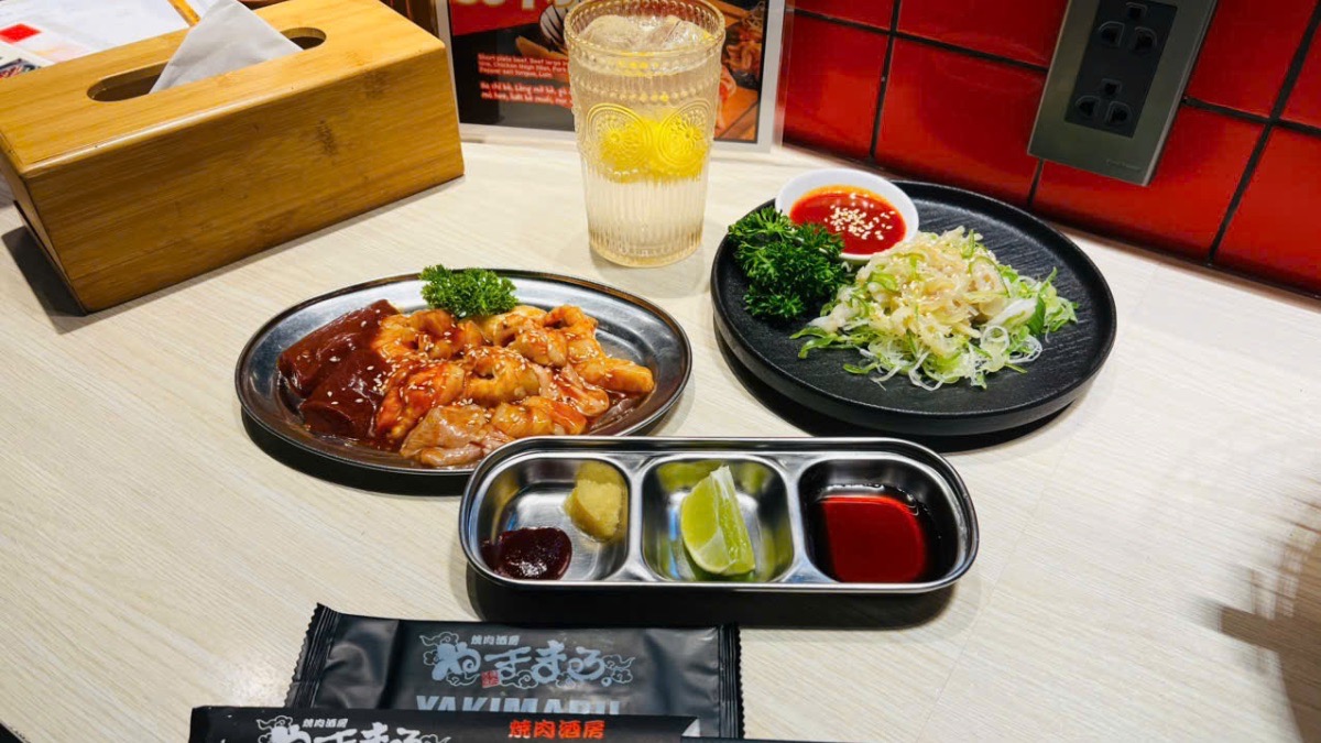 やきまる ハノイ店 せんべろ対象のホルモン盛り合わせ