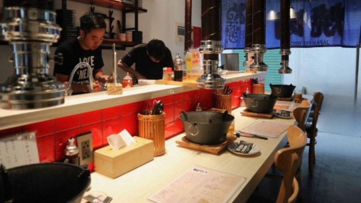 やきまる ハノイ店 焼肉メニューと店内の様子