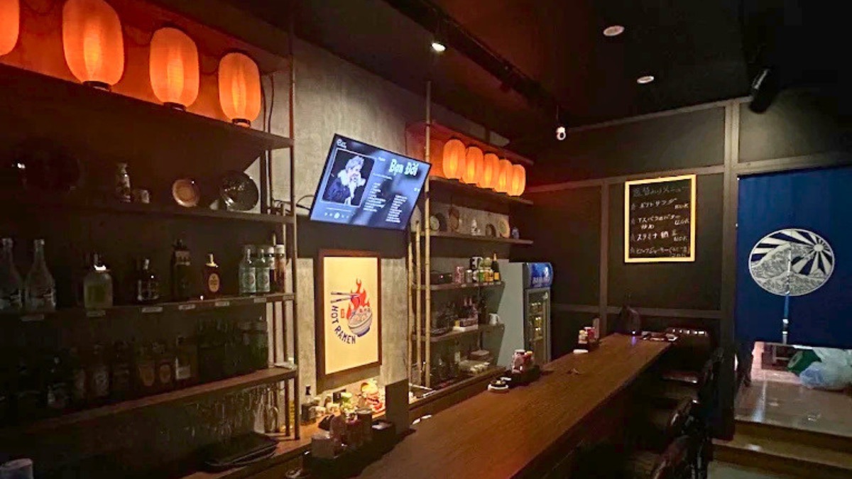 ANH YÊU RAMENの店内と豚骨ラーメンの写真