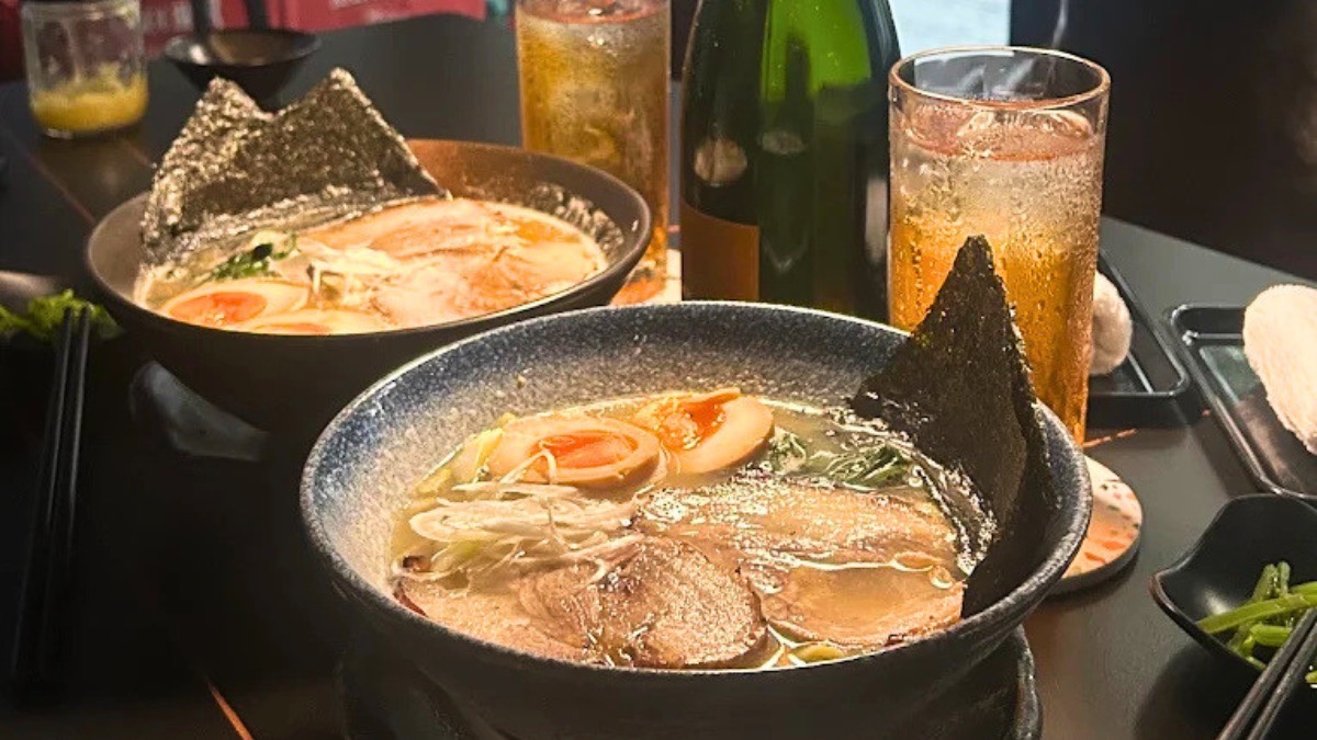 ANH YÊU RAMENの店内と豚骨ラーメンの写真