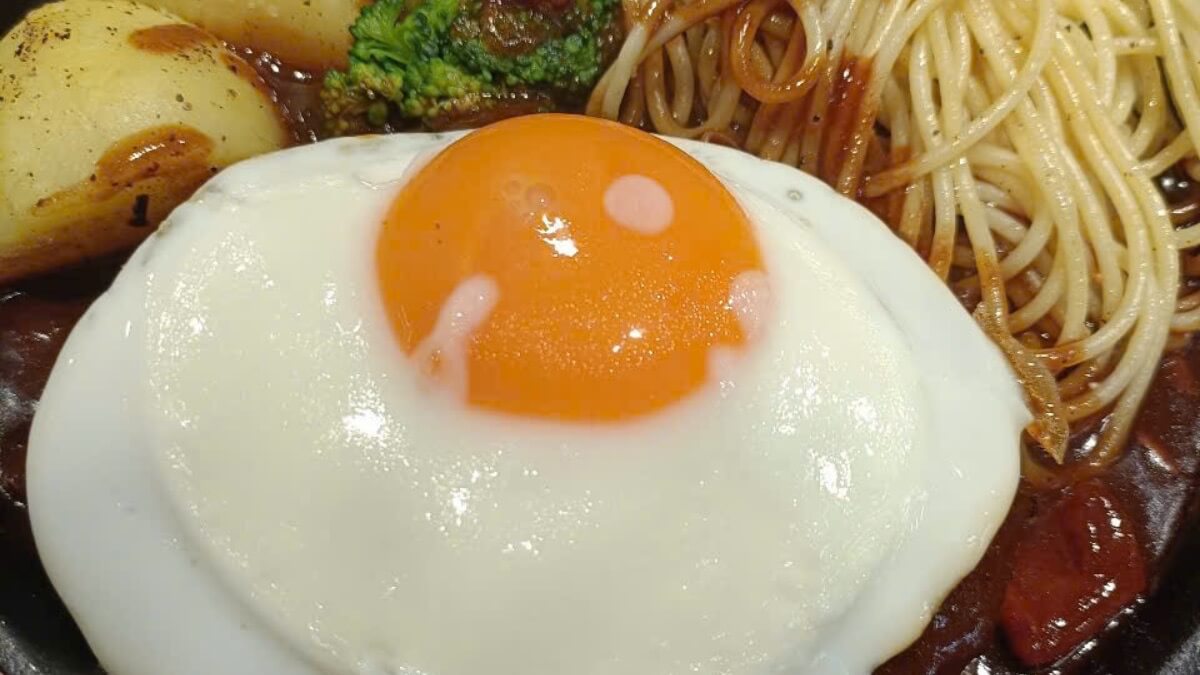 おやじ食堂の定食と店内の雰囲気がわかる写真 2