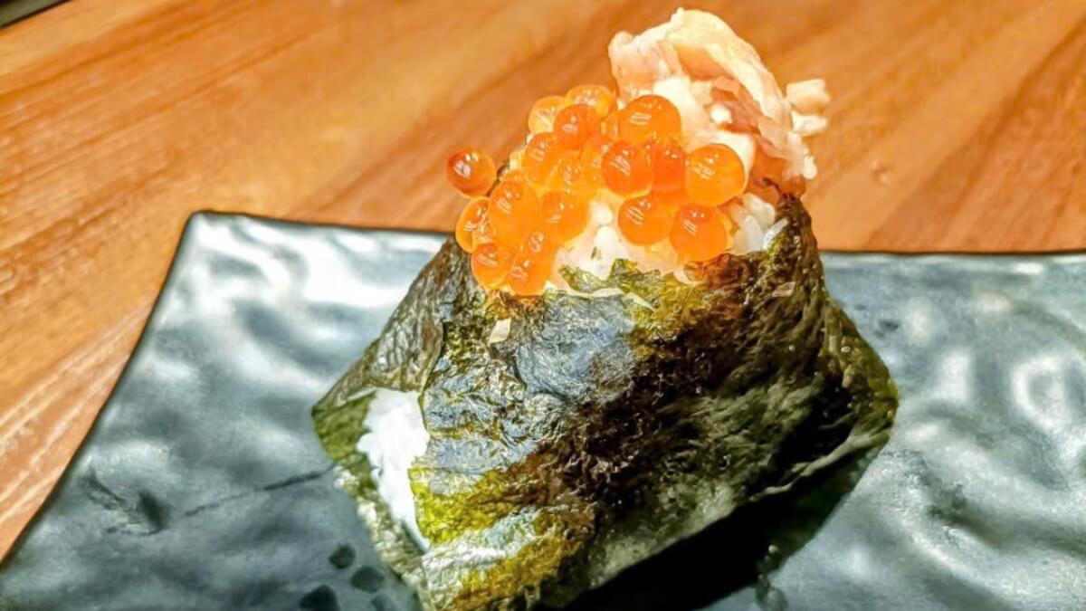 おやじ食堂の定食と店内の雰囲気がわかる写真 1