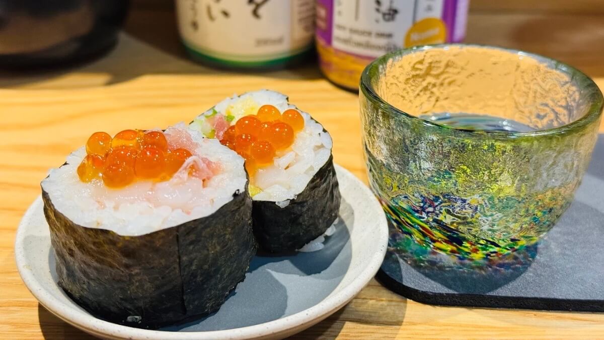 すしやの寿司とカウンター席の写真 4