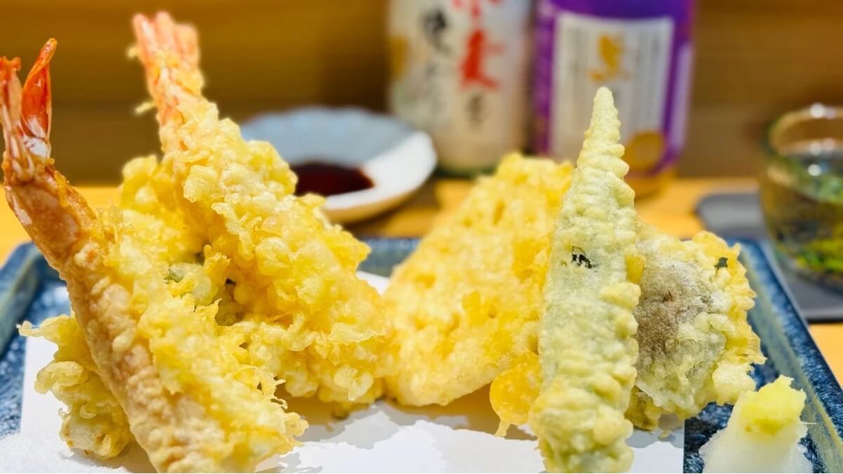 すしやの寿司とカウンター席の写真 3