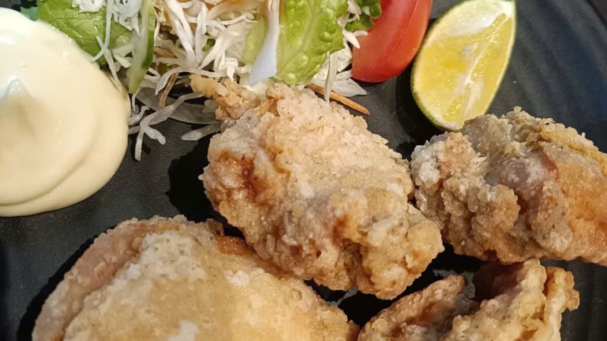 おやじ食堂の定食と店内の雰囲気がわかる写真 3