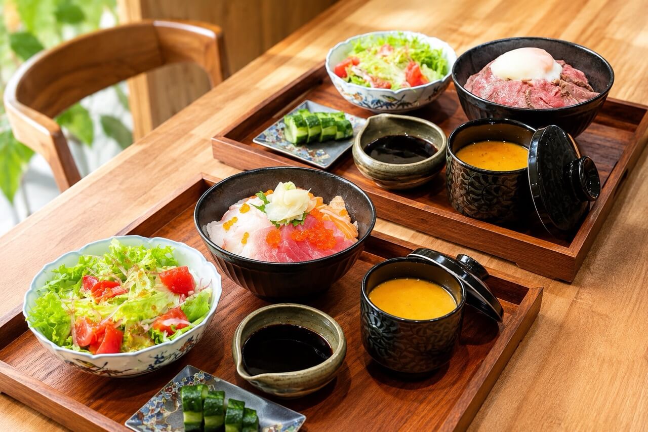 海鮮丼とローストビーフ丼のランチセット写真(差し替え用)