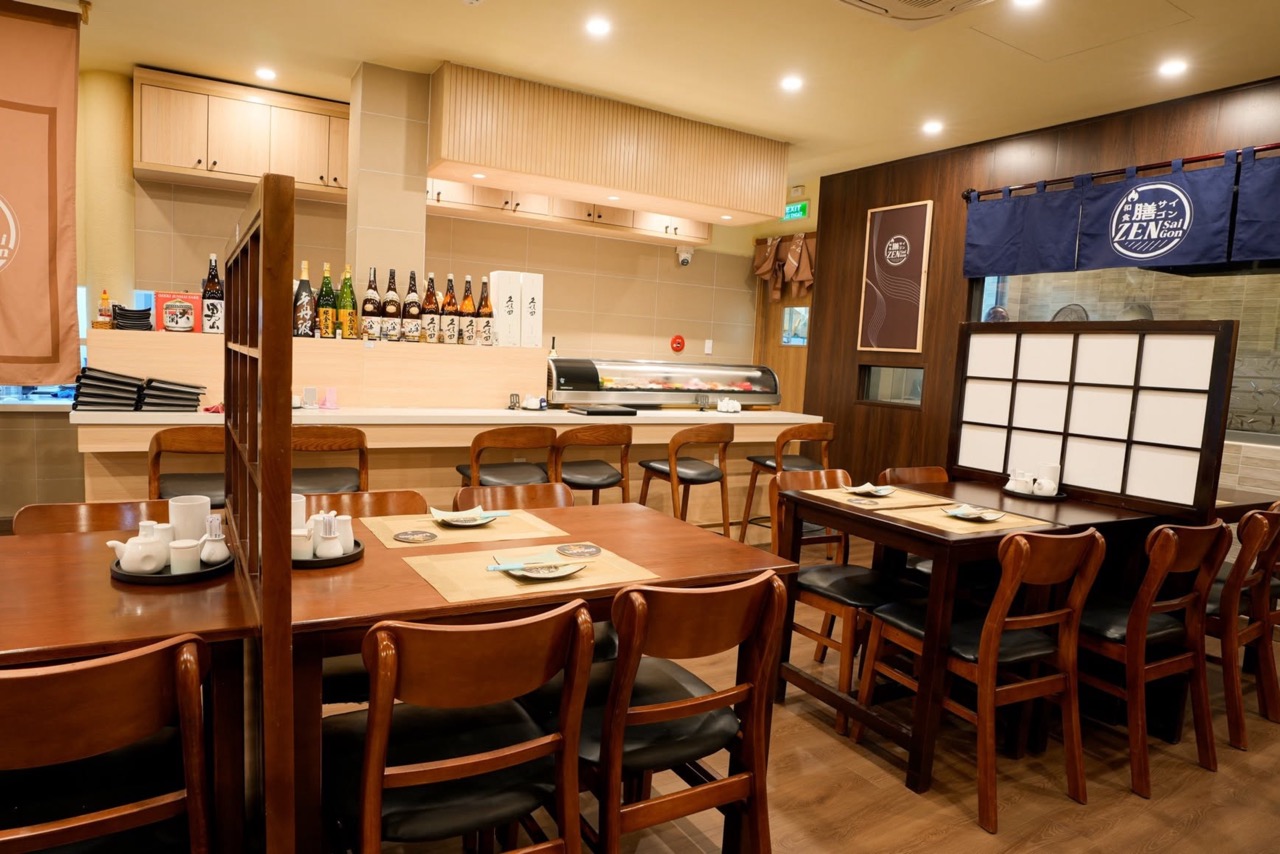 木目と格子を取り入れた膳サイゴンの和風店内