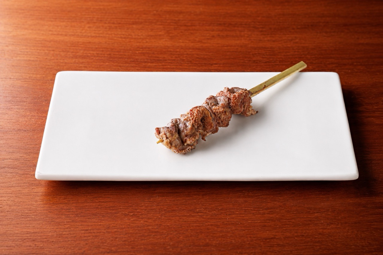 一鳥で提供される焼き鳥と鶏料理のイメージ
