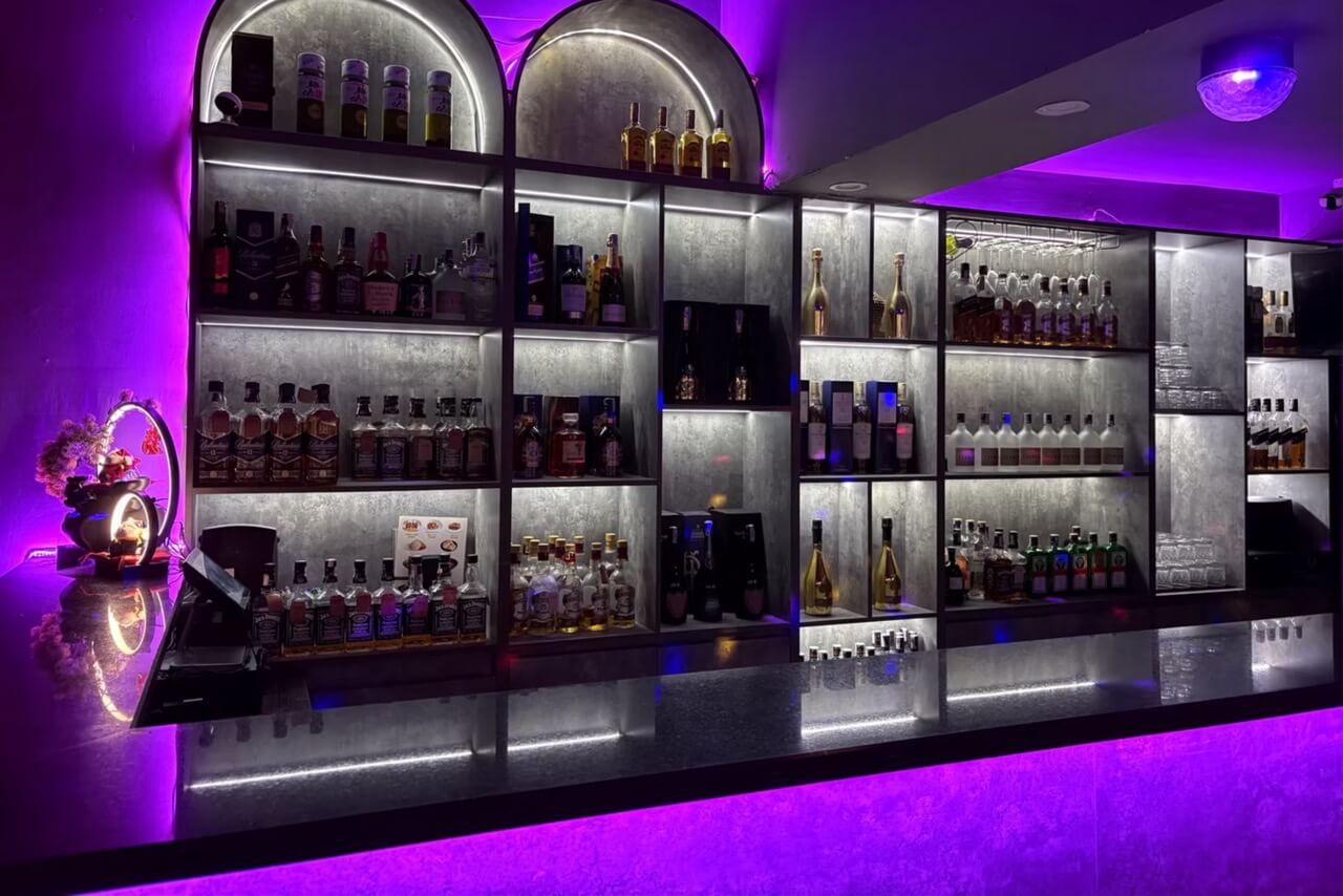 ダナンの日本式ガールズバー＆カラオケHOME LOUNGE & BARの店内イメージ